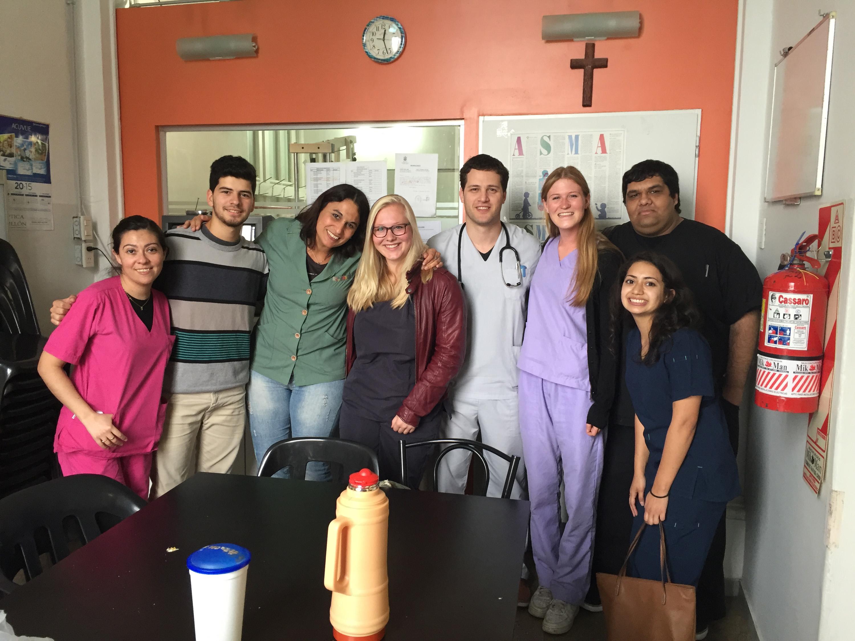 Foto grupal de pasantes de medicina y doctores locales en Argentina. Doctores argentinos posando para una foto con sus médicos pasantes.